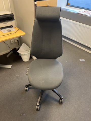 1420409-5 Kontorsinredning - Skrivbord, skärm, skrivare, m.m.