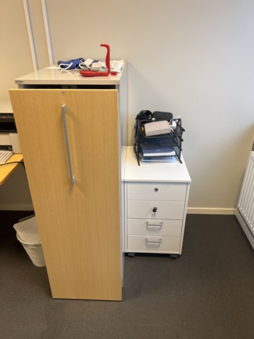 1420409-6 Kontorsinredning - Skrivbord, skärm, skrivare, m.m.