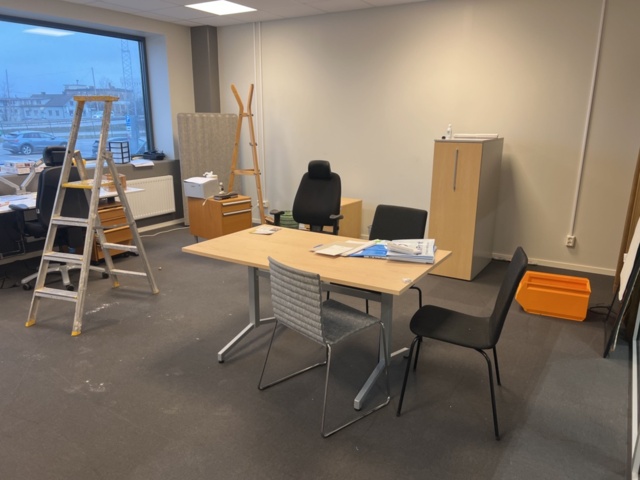 1420409-7 Kontorsinredning - Skrivbord, skärm, skrivare, m.m.