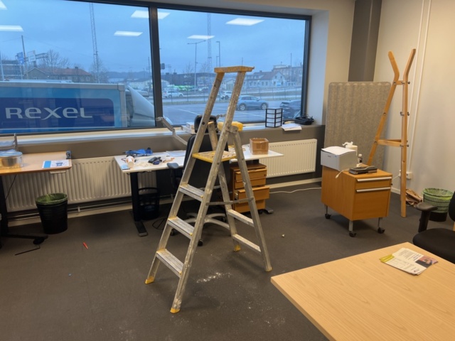 1420409-8 Kontorsinredning - Skrivbord, skärm, skrivare, m.m.