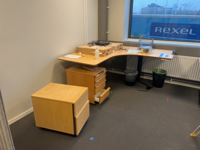 1420409-9 Kontorsinredning - Skrivbord, skärm, skrivare, m.m.