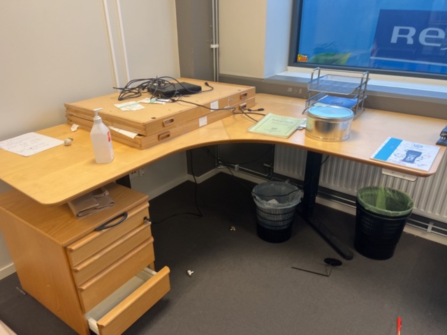 1420409-10 Kontorsinredning - Skrivbord, skärm, skrivare, m.m.