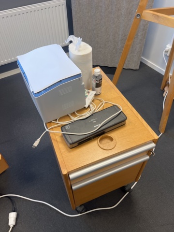 1420409-11 Kontorsinredning - Skrivbord, skärm, skrivare, m.m.