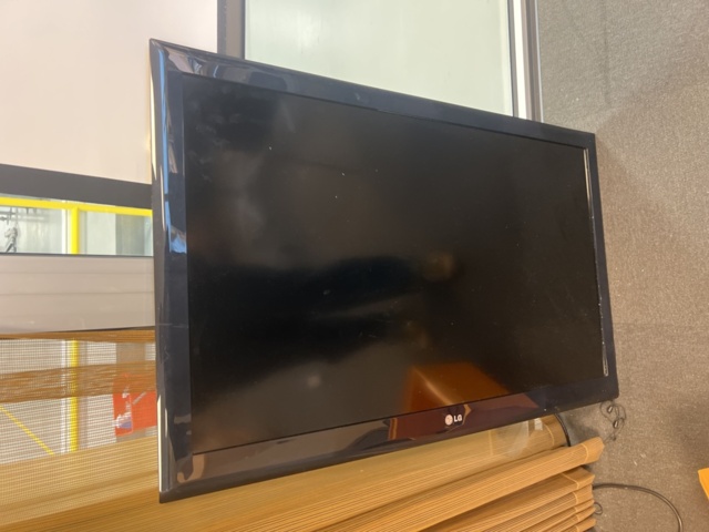 1420409-12 Kontorsinredning - Skrivbord, skärm, skrivare, m.m.