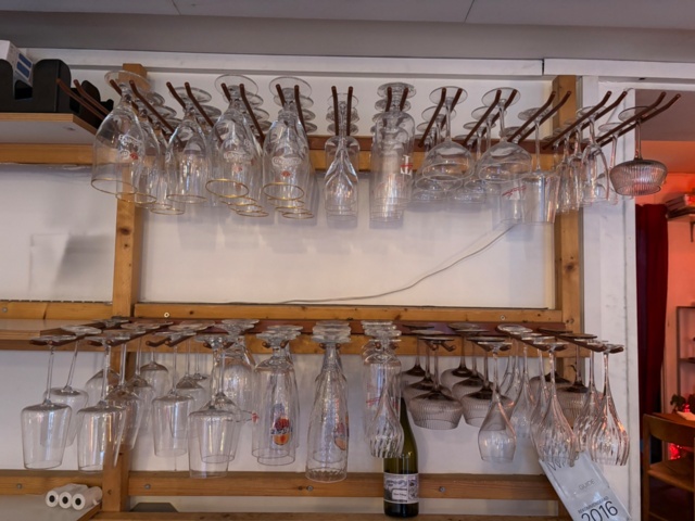 1389133-2 Stereo, högtalare, glas, kvittoskrivare, kaffebryggare, assietter