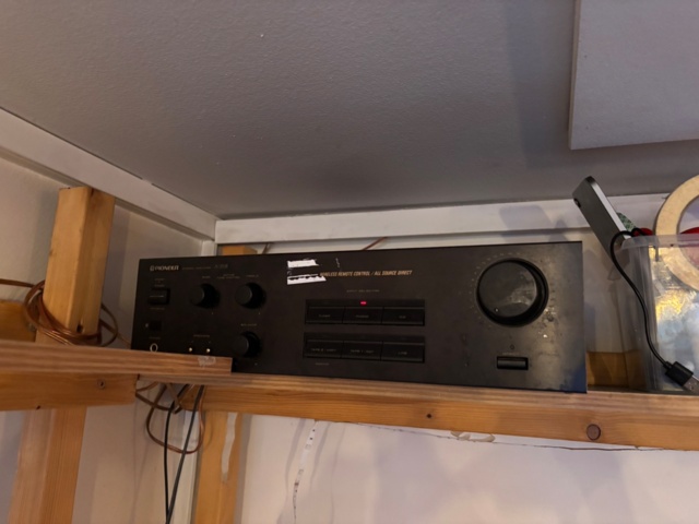 1389133-3 Stereo, högtalare, glas, kvittoskrivare, kaffebryggare, assietter