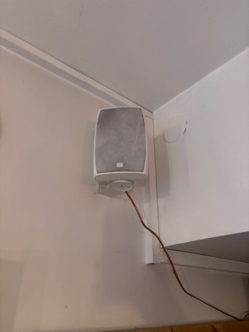 1389133-4 Stereo, högtalare, glas, kvittoskrivare, kaffebryggare, assietter