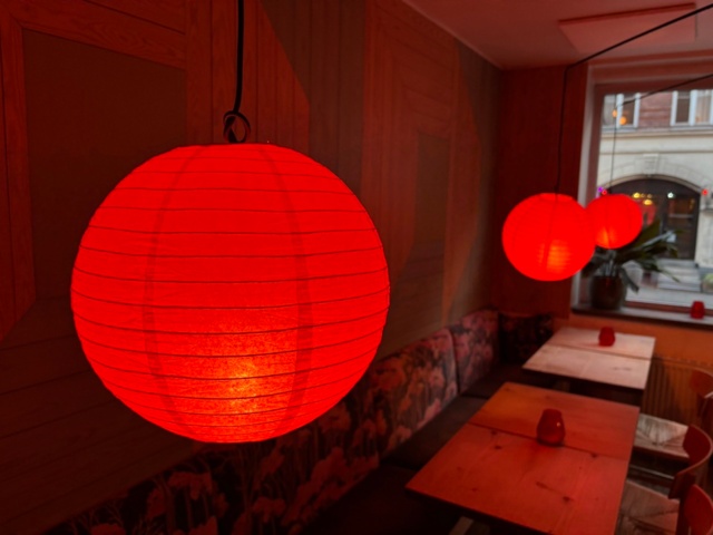 1389134-3 Stolar, taklampor, fönsterdekorationer, grytor