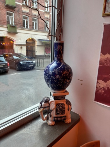 1389134-8 Stolar, taklampor, fönsterdekorationer, grytor