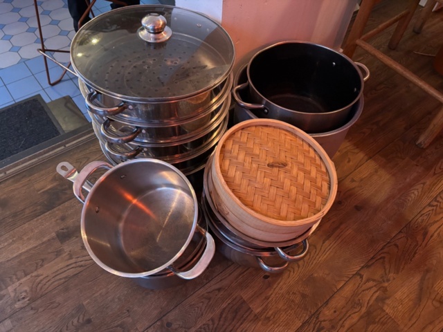 1389134-9 Stolar, taklampor, fönsterdekorationer, grytor