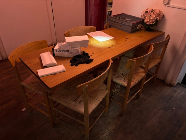 1389134-10 Stolar, taklampor, fönsterdekorationer, grytor