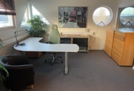 1384610 Kontorsarbetsplats - Höj- och sänkbart skrivbord, kontorsstol och förvaring