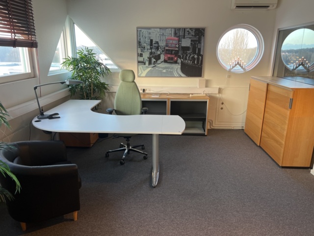 1384610-1 Kontorsarbetsplats - Höj- och sänkbart skrivbord, kontorsstol och förvaring