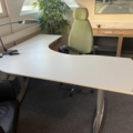 1384610-2 Kontorsarbetsplats - Höj- och sänkbart skrivbord, kontorsstol och förvaring