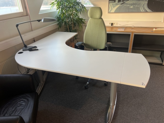 1384610-2 Kontorsarbetsplats - Höj- och sänkbart skrivbord, kontorsstol och förvaring
