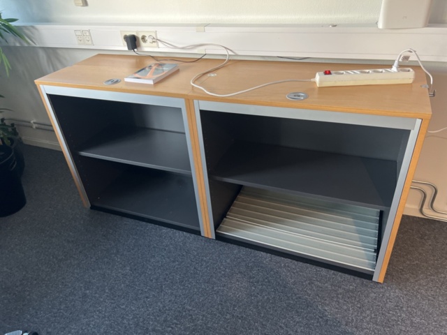 1384610-4 Kontorsarbetsplats - Höj- och sänkbart skrivbord, kontorsstol och förvaring