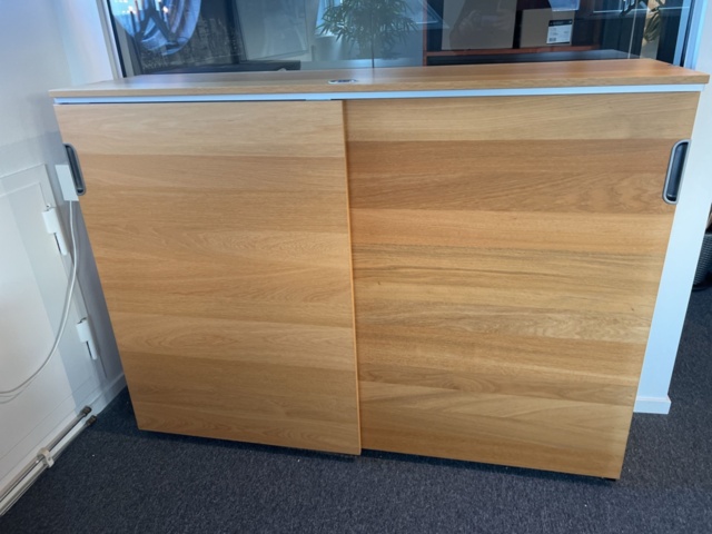 1384610-5 Kontorsarbetsplats - Höj- och sänkbart skrivbord, kontorsstol och förvaring