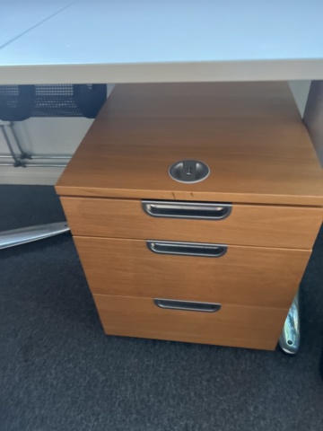 1384610-6 Kontorsarbetsplats - Höj- och sänkbart skrivbord, kontorsstol och förvaring