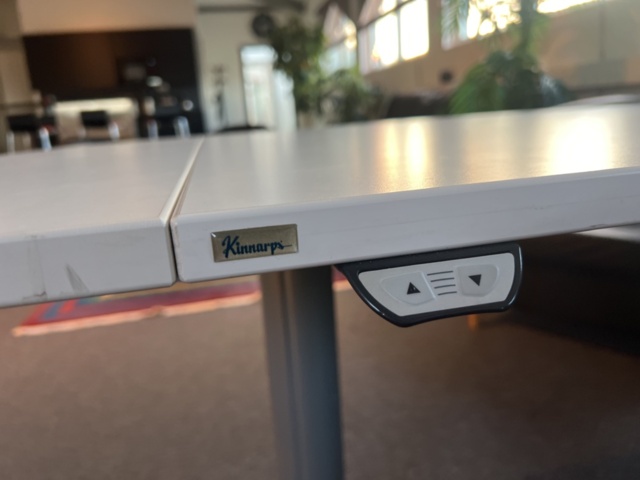 1384610-8 Kontorsarbetsplats - Höj- och sänkbart skrivbord, kontorsstol och förvaring