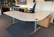 1384611 Kontorsarbetsplats - Skrivbord, kontorsstol, bokhylla, med mera