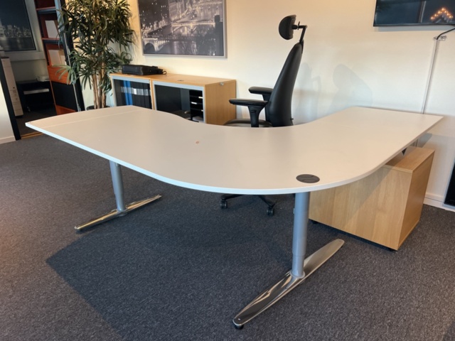 1384611-1 Kontorsarbetsplats - Skrivbord, kontorsstol, bokhylla, med mera