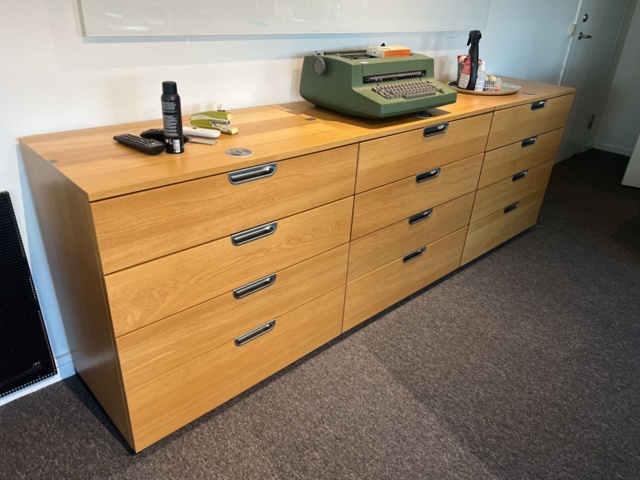 1384611-5 Kontorsarbetsplats - Skrivbord, kontorsstol, bokhylla, med mera