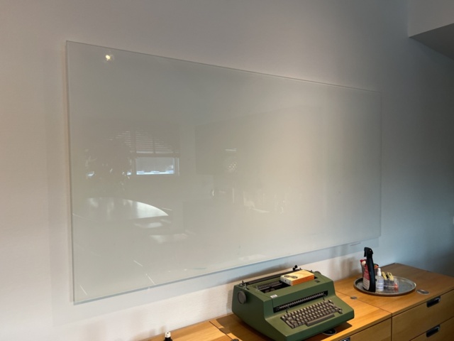 1384611-6 Kontorsarbetsplats - Skrivbord, kontorsstol, bokhylla, med mera