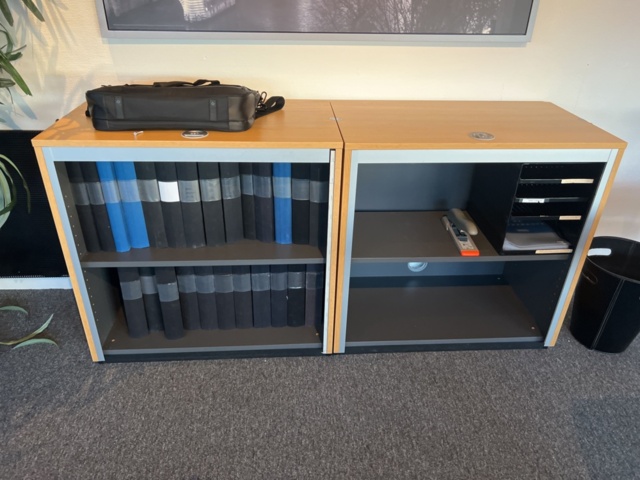 1384611-3 Kontorsarbetsplats - Skrivbord, kontorsstol, bokhylla, med mera