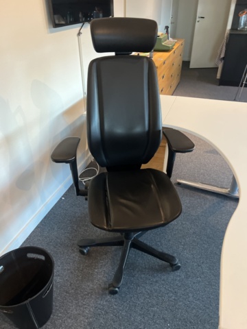 1384611-2 Kontorsarbetsplats - Skrivbord, kontorsstol, bokhylla, med mera