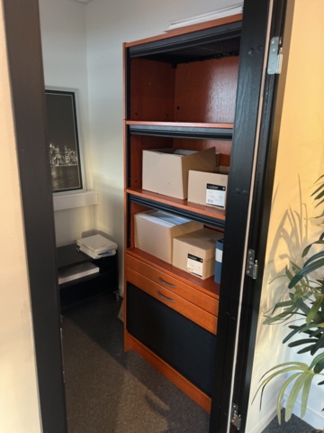 1384611-4 Kontorsarbetsplats - Skrivbord, kontorsstol, bokhylla, med mera