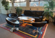 1384612 Möbler - Soffa, fåtöljer, soffbord, matta och konstväxter