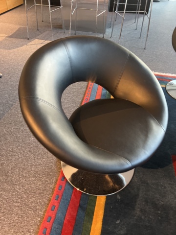 1384612-2 Möbler - Soffa, fåtöljer, soffbord, matta och konstväxter