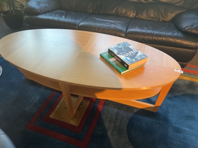 1384612-3 Möbler - Soffa, fåtöljer, soffbord, matta och konstväxter