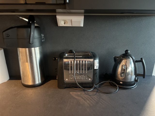 1384614-1 Köksutrustning - Porslin, glas, bestick och elapparater