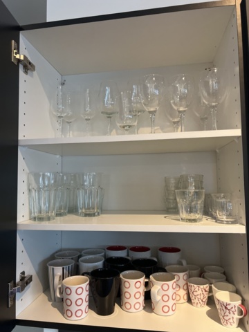 1384614-5 Köksutrustning - Porslin, glas, bestick och elapparater