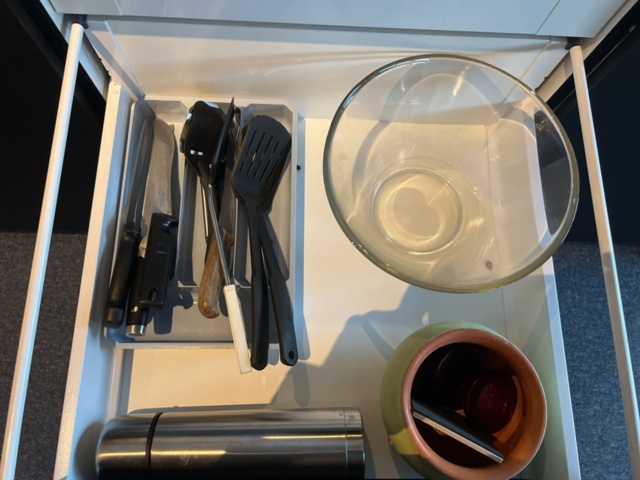 1384614-6 Köksutrustning - Porslin, glas, bestick och elapparater