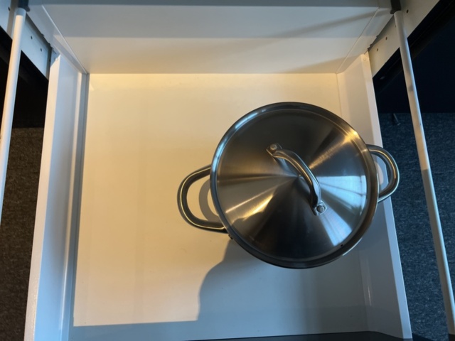 1384614-7 Köksutrustning - Porslin, glas, bestick och elapparater