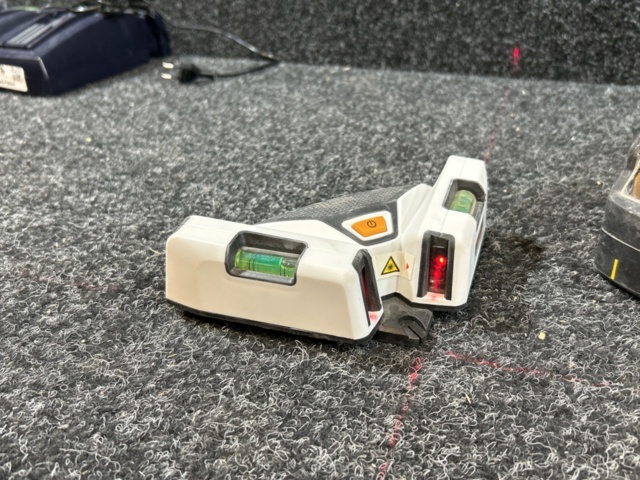 1457353-2 Krysslinjelasrar - Dewalt, Laserliner