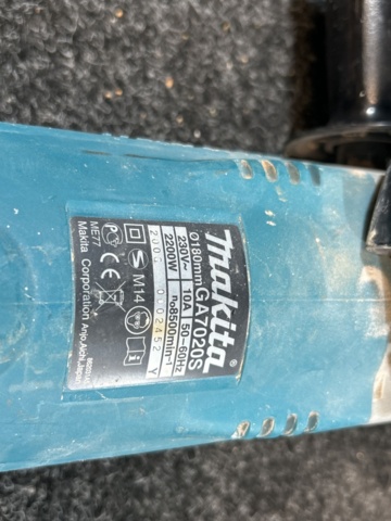 1457352-4 Angle grinder - Makita GA7020S