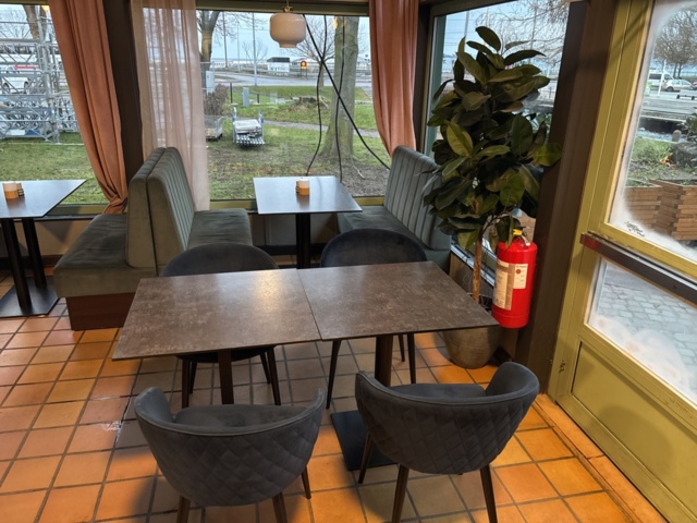 1372771-1 Soffgrupp med bord och stolar