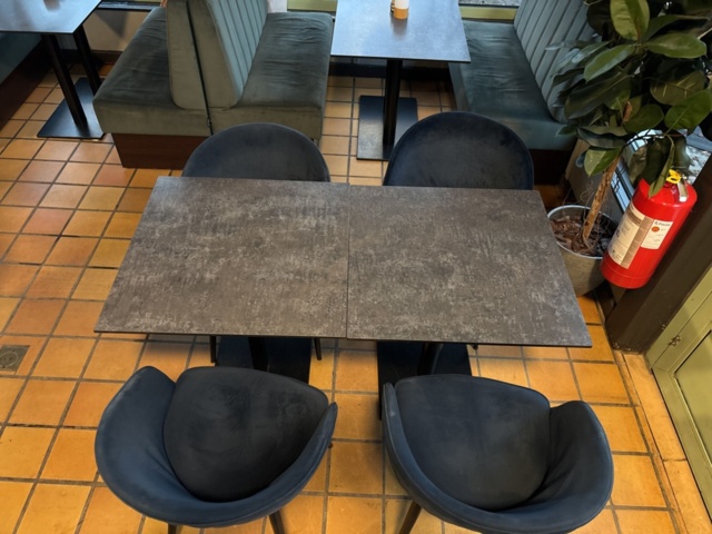 1372771-2 Soffgrupp med bord och stolar