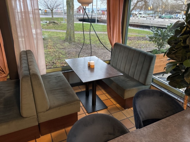 1372771-3 Soffgrupp med bord och stolar