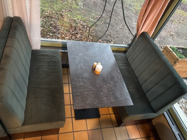 1372771-4 Soffgrupp med bord och stolar