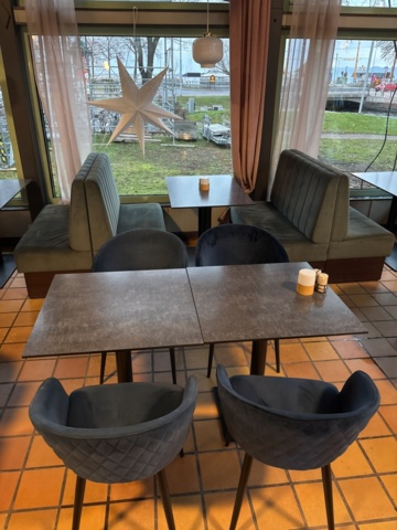 1372772-1 Soffgrupp med bord och stolar