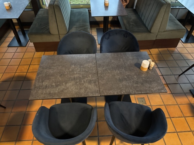 1372772-2 Soffgrupp med bord och stolar