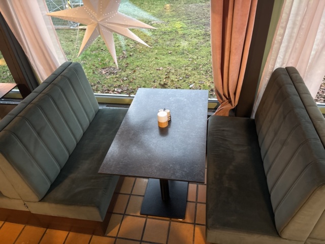 1372772-3 Soffgrupp med bord och stolar