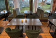 1372773 Soffgrupp med bord och stolar