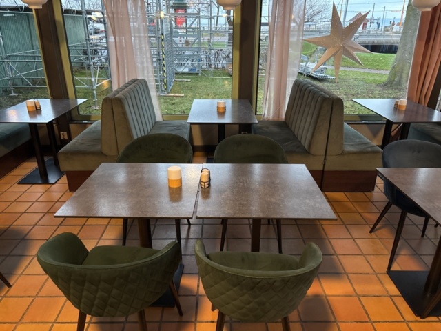 1372773-1 Soffgrupp med bord och stolar