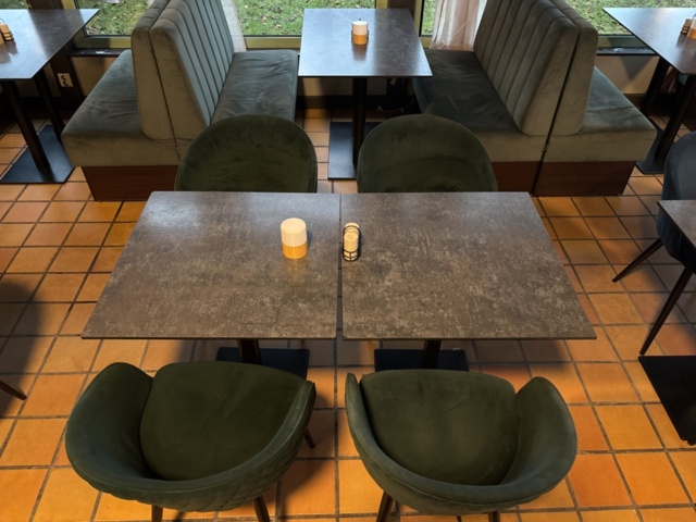 1372773-2 Soffgrupp med bord och stolar