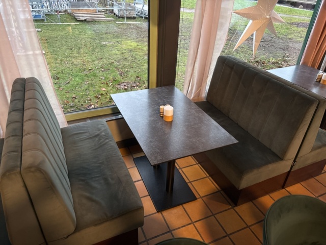 1372773-3 Soffgrupp med bord och stolar